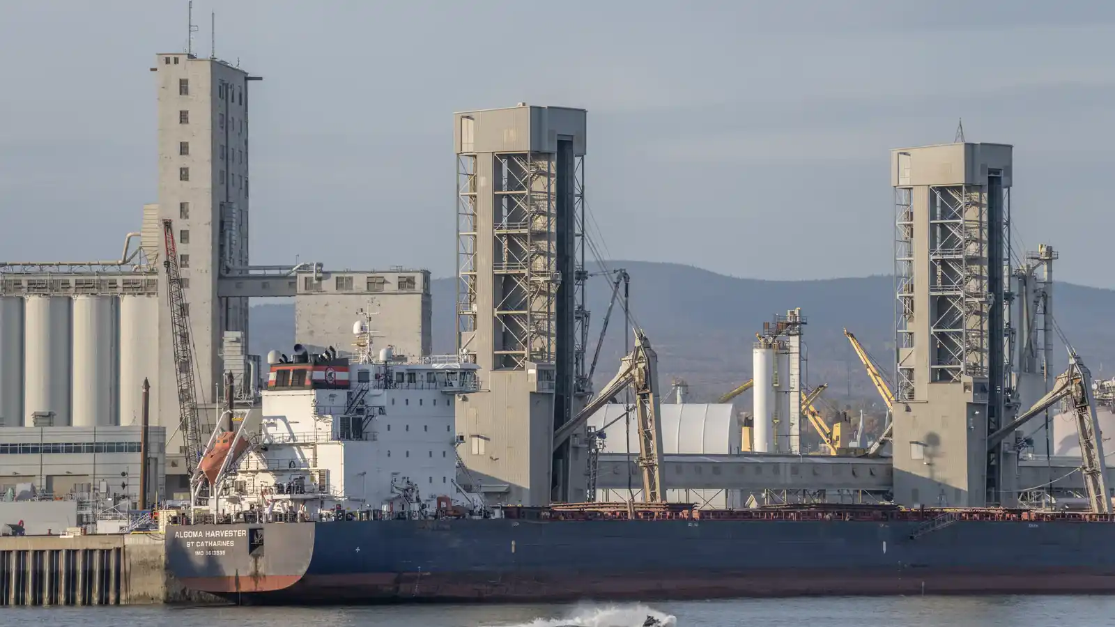Buque granelero cargando cereales en terminal portuaria